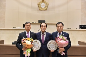 NSP통신-경기 용인시의정회(회장 안영희)가 용인시의회 본회의장에서 수여하는 자랑스런 의원상에 신현수, 이건한 의원이 수상자로 선정돼 상장을 받았다. (용인시의회 제공)