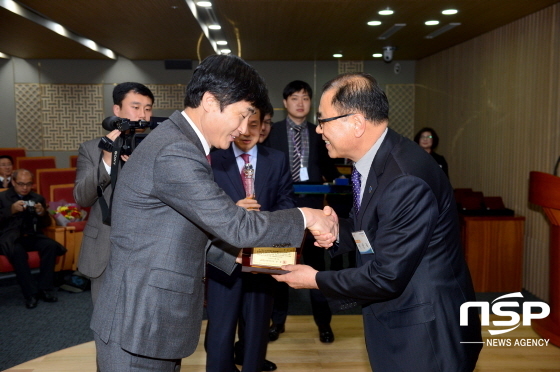 NSP통신-이상욱 경주 부시장(오른쪽) 경북도로부터 2016 경북도 투자유치 최우수 기관상을 수상하고 있다. (경주시)