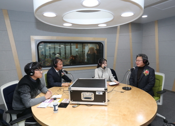 NSP통신-(좌측부터) 채인석 화성시장(네번째)과 김정주 화성시의회 의장(두번째)이 소리 스튜디오를 체험하는 모습. (화성시청 제공)