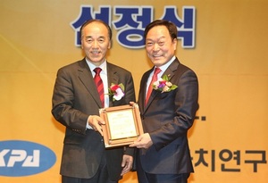 [NSP PHOTO]이필운 안양시장, 지방자치CEO 수상은 공직자 덕분