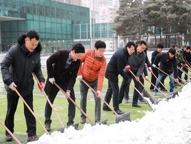 [NSP PHOTO]정찬민 용인시장, 썰매장 어린이 안전 위해 눈치우기 나서