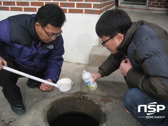 NSP통신-담양군이 월동모기 방제작업을 실시하고 있다. (담양군)