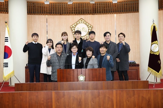 NSP통신-고양시의회에서 입법청원 후 기념사진 (김현미 의원)