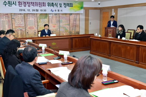 NSP통신-김동근 수원시 제1부시장(맨 뒤 가운데)이 위촉식 후 관계자들과 정례회의를 하는 모습. (수원시청 제공)