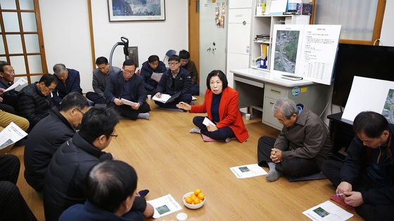 NSP통신-▲이상숙 안산시의회 도시환경위원회 간사(사진 가운데)가 양상동 도시계획도로 개설공사와 관련해 양상동 윗버대 마을회관에서 간담회를 하고있다 (안산시의회 제공)