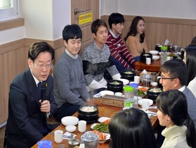 [NSP PHOTO]이재명 성남시장, 새내기 공무원들과 삼계탕 오찬 간담회