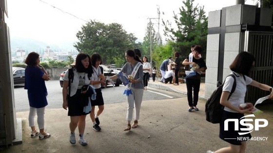 NSP통신-순천 M고등학교 정문에서 여성안심 Zone 에 대한 리플릿을 배포하고 홍보했다 (순천시)