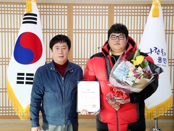 NSP통신-정찬민 용인시장은 29일 시장실에서 2016 천하장사 씨름대축제에서 천하장사 1품에 오른 김재환 선수를 초청해 격려했다. (용인시 제공)