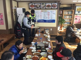 [NSP PHOTO]시흥서 정왕지구대,소외계층위해 무료급식 봉사