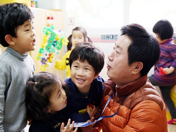 NSP통신-사업체통계조사요원 체험하는 정찬민 용인시장 (용인시 제공)