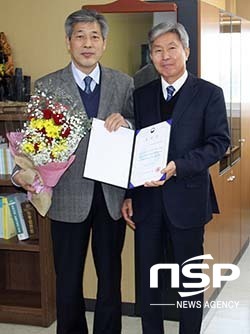 NSP통신-원자력환경공단 우창제 경영관리실장(왼쪽)이 김사익 포항고용노동지청장으로부터 표창장을 전달받고 있다.