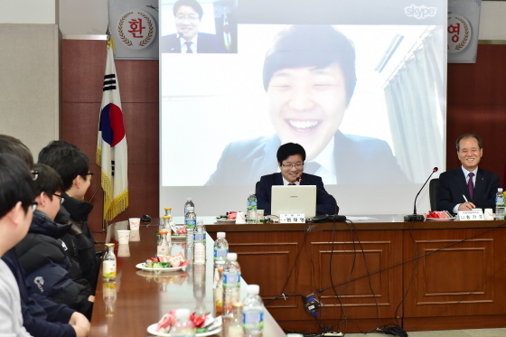 NSP통신-염태영 시장(맨뒤 좌측)과 청년들이 이야기를 나누는 모습. (수원시청 제공)