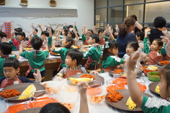 NSP통신-풀무원 뮤지엄김치간이 오는 월 30일까지 어린이 김치학교를 무료로 운영한다. (풀무원 제공)