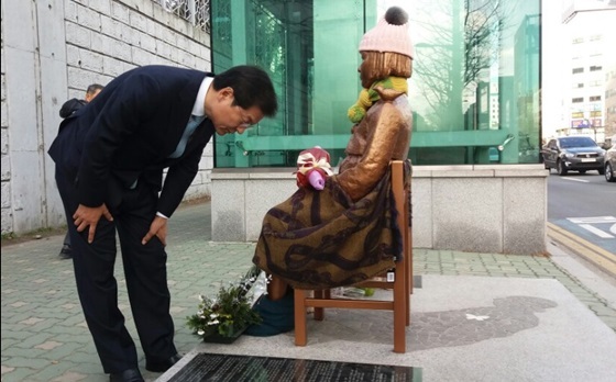 NSP통신-천정배 국민의당 국회의원이 일본정부가 철거를 요구한 부산 평화의 소년상 앞에서 고개를 숙이고 있다. (천정배 의원)