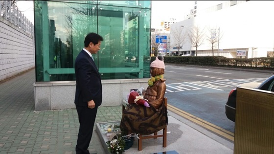NSP통신-천정배 국민의당 국회의원이 일본정부가 철거를 요구한 부산 평화의 소년상 앞에서 생각에 잠겨있다. (천정배 의원)