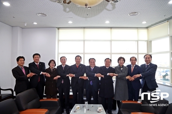 NSP통신-대구국제공항 통합이전추진 특별위원회 관계자들이 기념 촬영을 하고있다. (사진 = 대구광역시의회 제공)