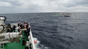 [NSP PHOTO]포항해경, 조업중 기관고장으로 표류하던 어선 구조