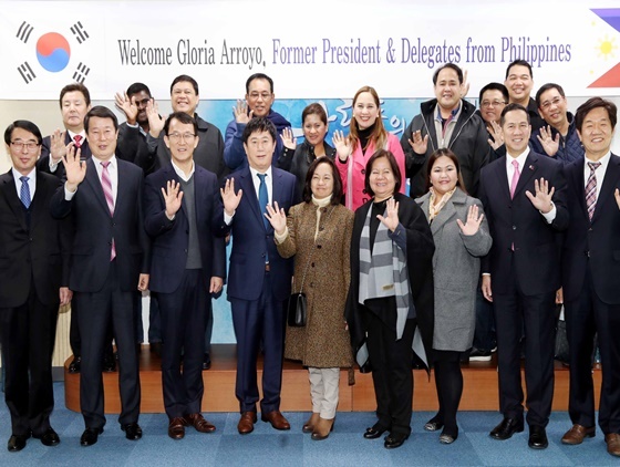 NSP통신-정찬민 용인시장은 10일 시장실에서 아로요 전 필리핀 대통령 등 필리핀 방문단을 접견한 뒤, 팜팡가 주에 있는 루바오시와 용인시간 우호협력도시 체결을 논의했다. 사진은 시장실에서 가진 기념촬영. (용인시 제공)