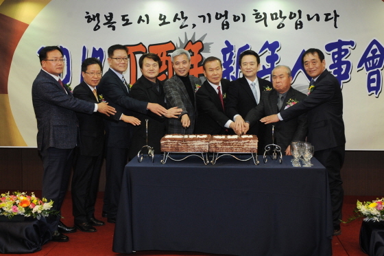 NSP통신-(좌측부터) 곽상욱 오산시장(다섯번째), 남경필 경기도지사(일곱번째) 및 관계자들이 떡케잌 컷팅식을 하는 모습. (오산시청 제공)