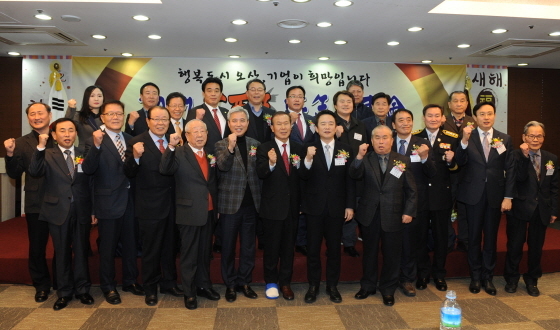 NSP통신-(좌측부터) 곽상욱 오산시장(다섯번째), 남경필 경기도지사(일곱번째) 및 관계자들과 화이팅을 외치는 모습. (오산시청 제공)