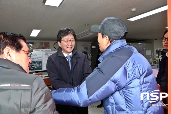 NSP통신-유승민 의원이 화재 피해 상인을 위로하고 있다.