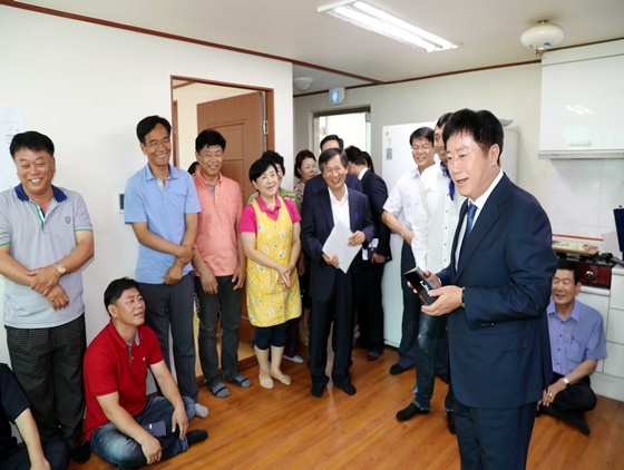 NSP통신-양지면 추계2리에서는 상수도 연결로 식수난을 해결해줬다며 정찬민 용인시장에게 감사패를 전달했다. (용인시 제공)