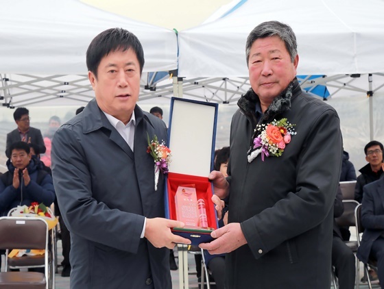 [NSP PHOTO]정찬민 용인시장, 시민들로 부터 감사패 등 받아  눈길