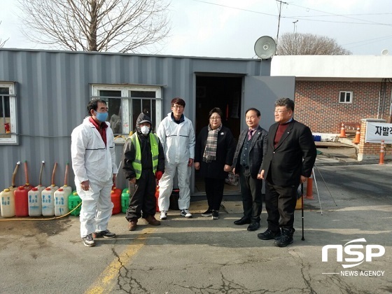 NSP통신-박정희 군산시의회 의장(사진 오른쪽 세번째)과 김경구 부의장(오른쪽 두번째) 등 시의회의장단이 12일 AI 방역초소를 방문해 위문품을 전달하고 격려했다.