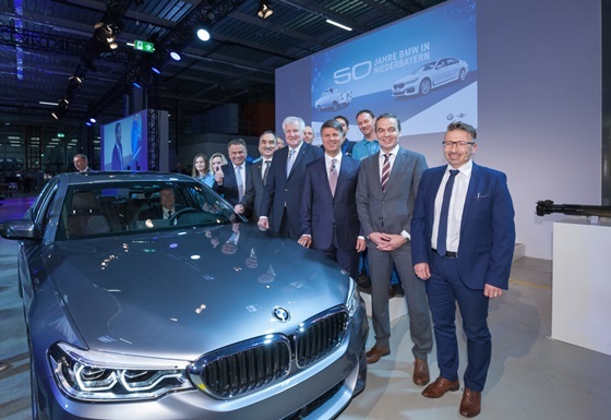 NSP통신-BMW 그룹 하랄드 크루거 회장(우측에서 3번째)과 바이에른주 호르스트 제호퍼 총리(우측에서 4번째)를 비롯한 관계자들이 딩골핑 공장의 1000만 번째 생산인 BMW 뉴 5시리즈 앞에서 포즈를 취하고 있다. (BMW 코리아)