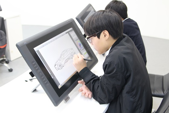 NSP통신-미래 자동차 학교에 참여한 설악중학교 학생이 한국잡월드 현대자동차 체험관에서 자동차 디자이너 체험을 하고 있는 모습 (현대차)