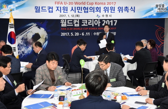 NSP통신-염태영 수원시장(맨 뒤 가운데)이 위촉식에 참석해 인사말을 하는 모습. (수원시청 제공)