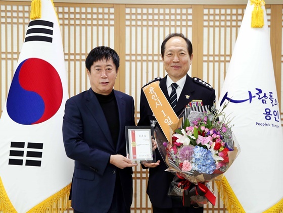 NSP통신-김상진 용인동부경찰서장은 이날 오전 9시 정찬민 시장에게 위촉장을 받고 일정을 시작했다. 사진은 위촉장 받은후 기념촬영. (용인시 제공)