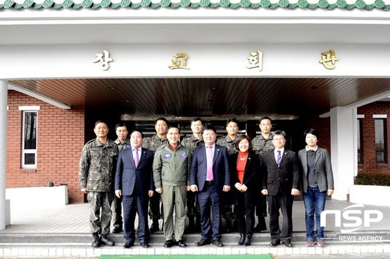 NSP통신-광주 광산구의회가 13일 공군 제1전투비행단을 찾아 관계자들과 기념촬영을 하고 있다. (광주 광산구의회)