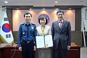 [NSP PHOTO]대구 중부서, 보이스피싱 예방 KB국민은행 직원에게 감사장 수여