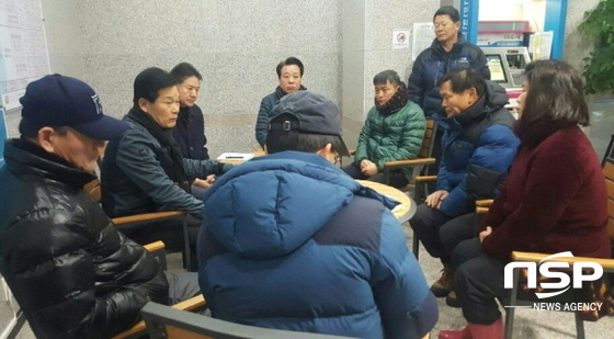 NSP통신-주철현 여수시장이 수산시장 화재현장을 방문 상인들을 위로하고 관계자와 긴급 대책회의를 하고있다. (여수시)