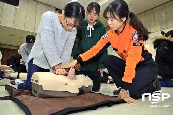 NSP통신-지난 11일에 청소년들이 소방대원으로 부터 심폐소생술을 배우고 있다. (사진 = 대구광역시 달서구 제공)