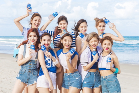 NSP통신-포카리스웨트 30주년 기념모델로 선정된 걸그룹 트와이스. (동아오츠카 제공)