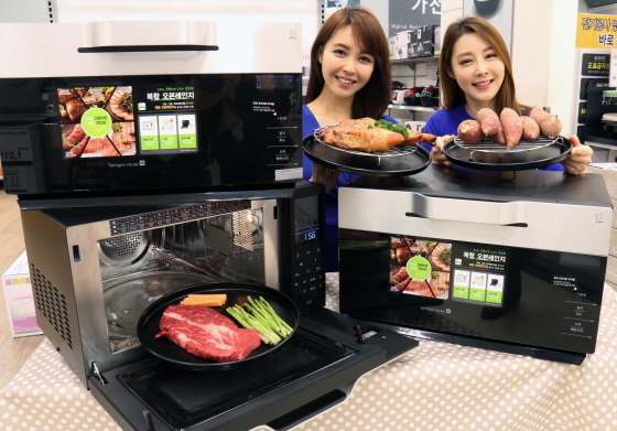 NSP통신-17 서울 중구 이마트 청계천점에서 모델들이 이마트에서 판매하는 테링턴 하우스 멀티오븐을 선보이고 있다. (이마트 제공)