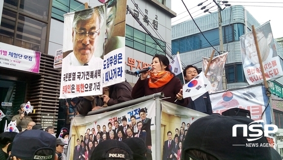 NSP통신-한 회원이 마이크를 들고 바른정당 소속 의원들의 사퇴를 촉구했다. (사진 = 김덕엽 기자)