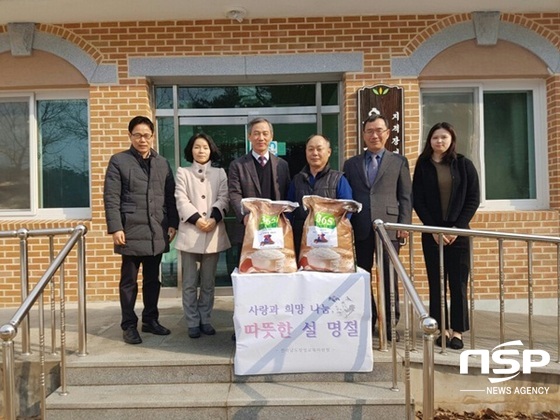 NSP통신-장성교육지원청 관계자들이 최근 장성 관내 사회복지시설을 찾아 위문품을 전달하고 있다. (장성군)