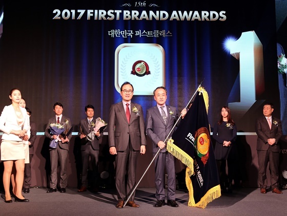 NSP통신-한국소비자브랜드위원회가 주관하고 한국경제신문사와 한국소비자포럼이 공동 주최한 2017년 대한민국 퍼스트브랜드 대상에 안성마춤브랜드가 지자체 공동브랜드 부문에서 11년 연속 대상을 수상했다. (안성시 제공)