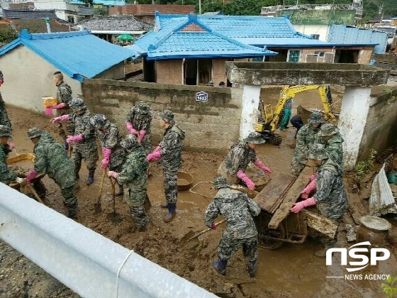 NSP통신-육군 50사단 장병들이 지난해 태풍 차바로 침수 피해를 입은 감포읍을 복구하고 있다. (경주시)