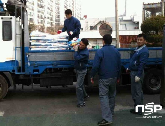 NSP통신-페이퍼코리아 직원들이 직접 사랑의 쌀을 나르며 나눔을 실천하고 있다.
