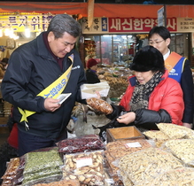 [NSP PHOTO]DGB대구은행, 설맞이 전통시장 장보기 행사 가져