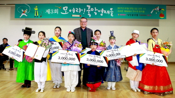 NSP통신-윤영달 크라운-해태 회장(왼쪽 다섯번째)이 지난 22일 경기도 양주시 크라운-해태제과 연수원에서 열린 제3회 모여라! 국악영재들 경연대회에서 입상자들과 기념촬영을 하고 있다. (크라운해태 제공)