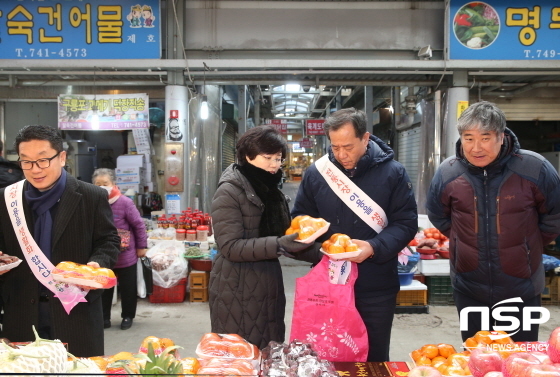 NSP통신-박승직 의장(오른쪽 두번째)이 전통시장에서 과일을 고르고 있다.