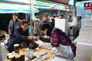 [NSP PHOTO]권오봉 광양경제청장, 설 명절 맞아 광양읍 매일시장 위문