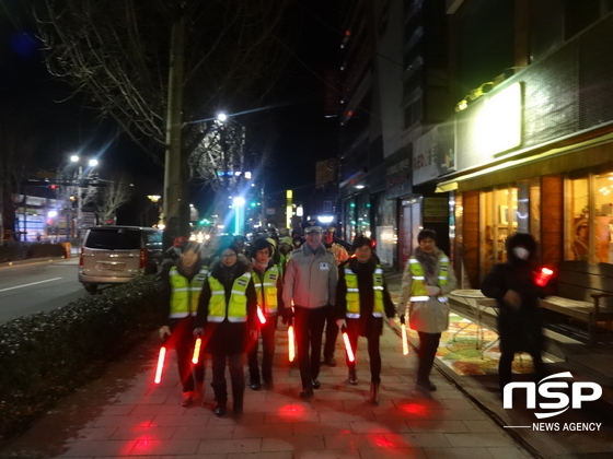 NSP통신-김홍균 순천경찰서장이 삼산파출소, 협력단체와 설명절 민생안전 야간 합동 순찰 실시를 하고 있다 (순천경찰서)