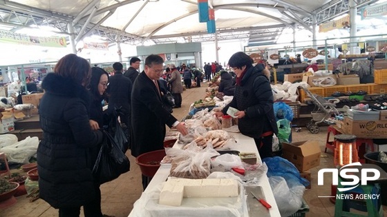 NSP통신-곡성교육지원청 관계자들이 지난 23일 곡성기차마을전통시장을 찾아 장을 보고 있다. (곡성교육지원청)