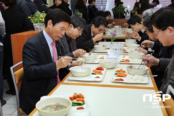 NSP통신-이태훈 청장을 비릇해 달서구청 직원들이 삼계탕을 먹고있다. (사진 = 대구광역시 달서구 제공)